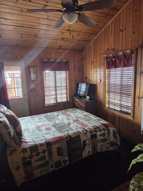 Image 2 for 05B) Bear Cabin (Two bed / Two bath)