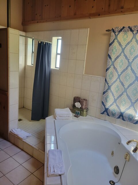 Image 5 for 12) Honeymoon Suite
