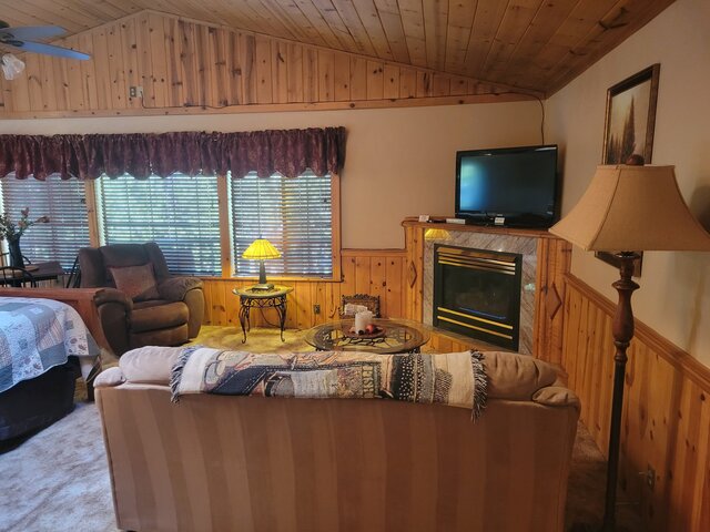 Image 2 for 12) Honeymoon Suite