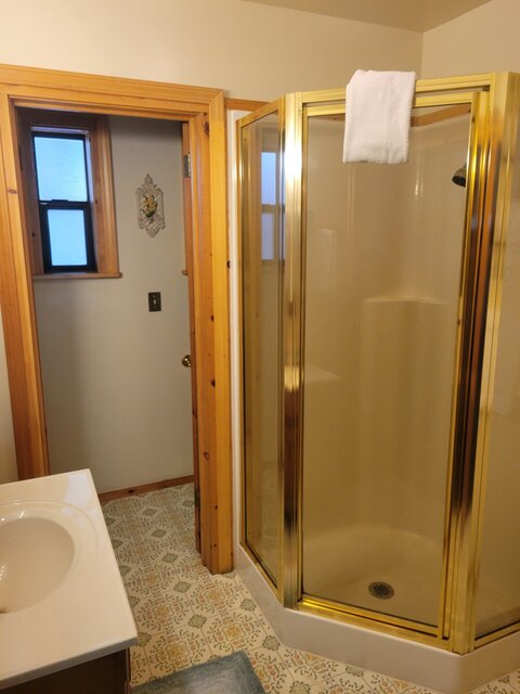 Image 3 for 10) Room