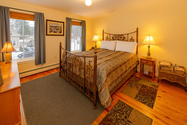 Image 1 for 306 Queen