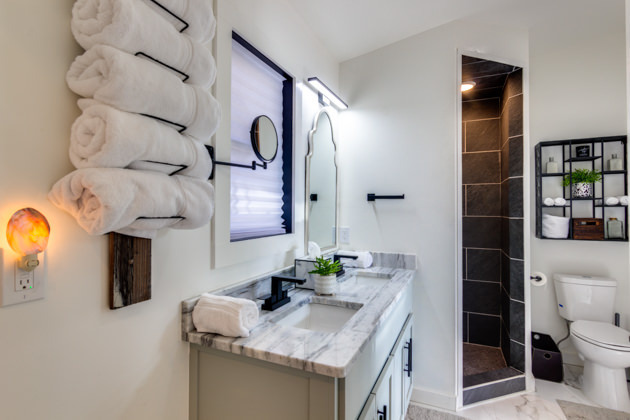 Bathroom with shower/tub combo