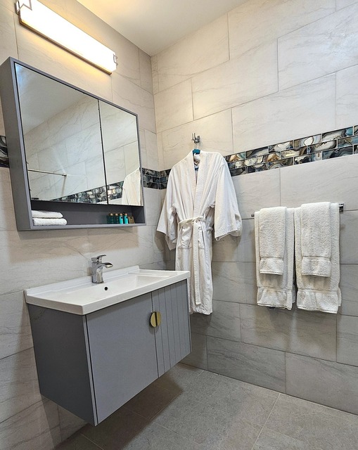 Image 5 for Queen Bed