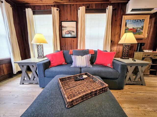 Image 4 for #04-Adorable Large 1 Bedroom Lakeside Cottage