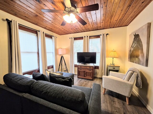 Image 7 for #08 - One Bedroom Lakeview Cabin-Pet Friendly