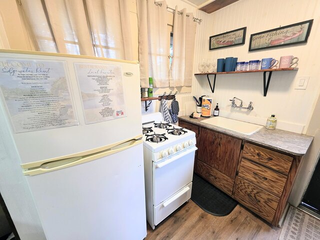 Image 15 for #09 - Large Lakeview One Bedroom- Pet Friendly