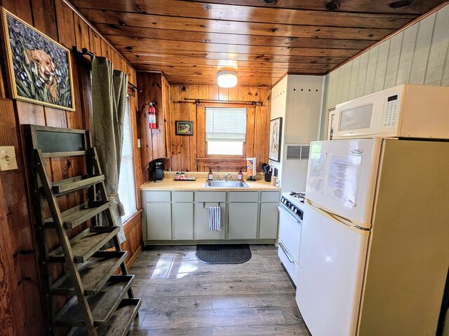 Image 13 for #08 - One Bedroom Lakeview Cabin-Pet Friendly
