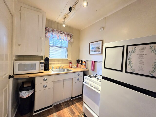 Image 5 for #05 - Lakefront Two Bedroom Cottage- Pet Friendly