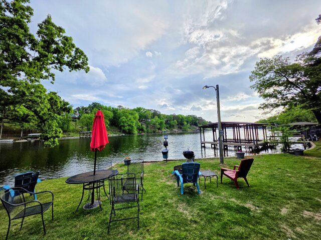 Image 2 for #04-Adorable Large 1 Bedroom Lakeside Cottage