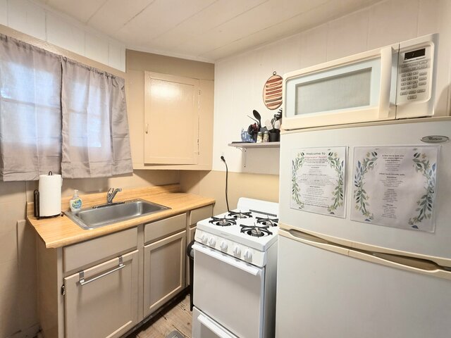 Image 15 for #04-Adorable Large 1 Bedroom Lakeside Cottage
