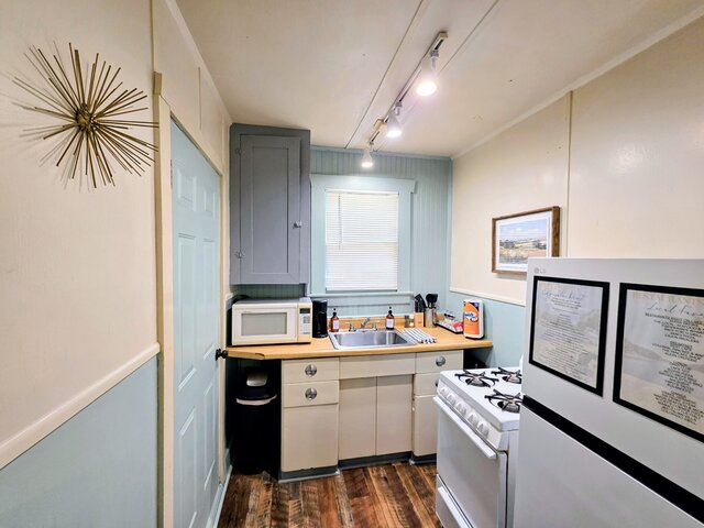 Image 7 for #05 - Lakefront Two Bedroom Cottage- Pet Friendly