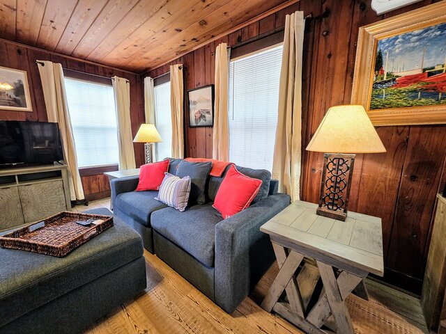 Image 8 for #04-Adorable Large 1 Bedroom Lakeside Cottage