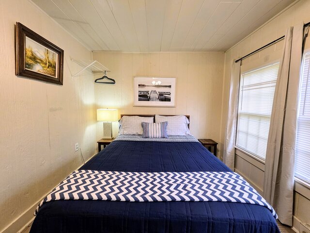 Image 10 for #04-Adorable Large 1 Bedroom Lakeside Cottage