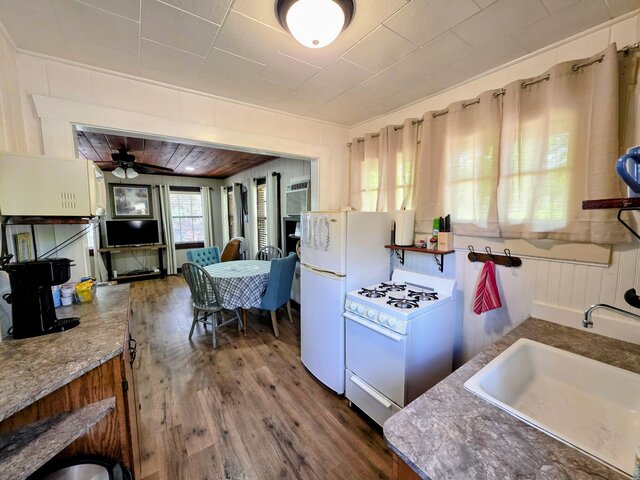 Image 1 for #09 - Large Lakeview One Bedroom- Pet Friendly