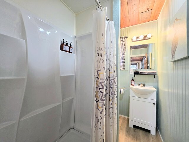 Image 14 for #09 - Large Lakeview One Bedroom- Pet Friendly