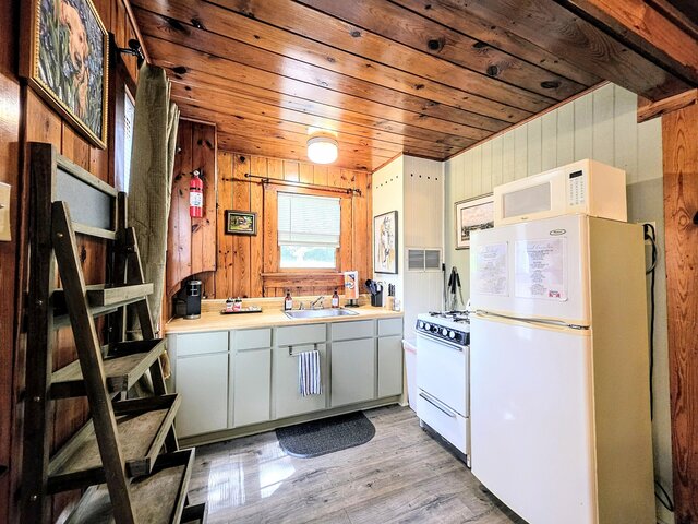 Image 12 for #08 - One Bedroom Lakeview Cabin-Pet Friendly