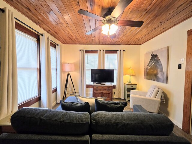 Image 6 for #08 - One Bedroom Lakeview Cabin-Pet Friendly