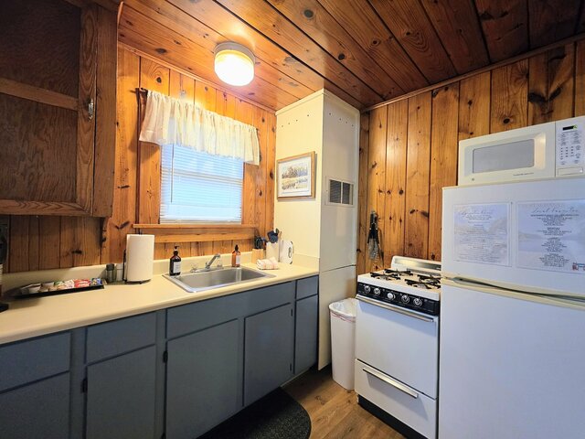 Image 9 for #07 - Lakeview One Bedroom Cabin-Pet Friendly