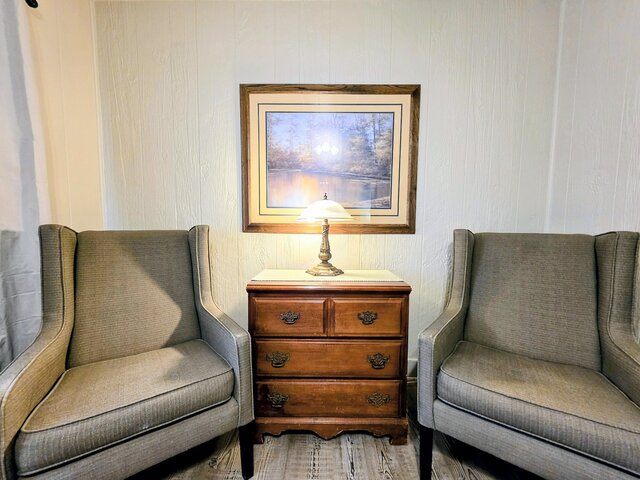 Image 3 for #04-Adorable Large 1 Bedroom Lakeside Cottage