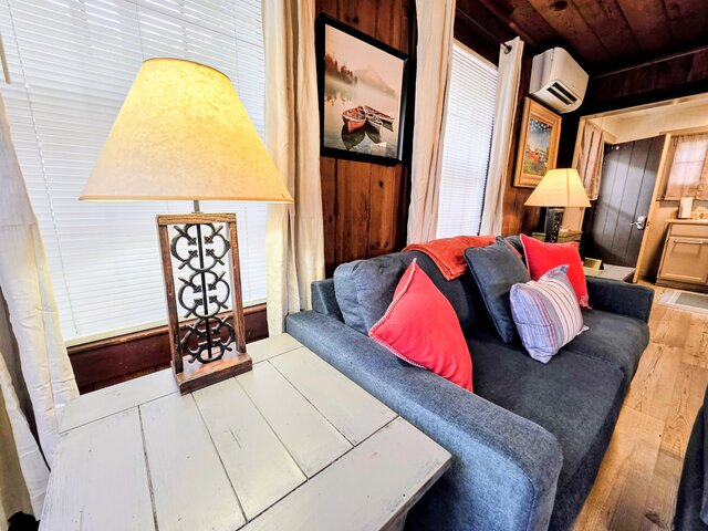 Image 6 for #04-Adorable Large 1 Bedroom Lakeside Cottage