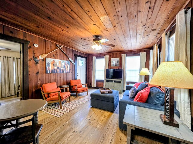 Image 9 for #04-Adorable Large 1 Bedroom Lakeside Cottage