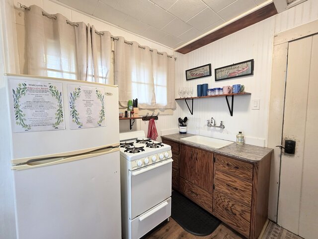 Image 3 for #09 - Large Lakeview One Bedroom- Pet Friendly