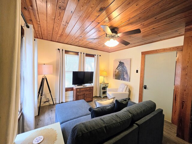 Image 8 for #08 - One Bedroom Lakeview Cabin-Pet Friendly