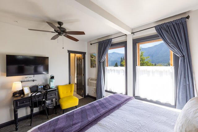 Image 2 for Rm 8, Cal-King Premier River View, 2nd Floor