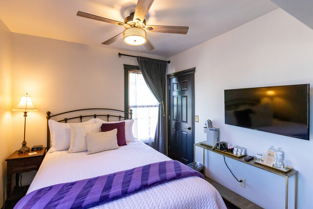 Image 2 for Rm 7, Queen Suite Mountain & River View, 2nd Floor