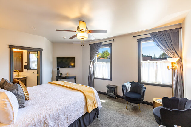 Image 1 for Rm 11, Cal-King Premier River View, 2nd Floor