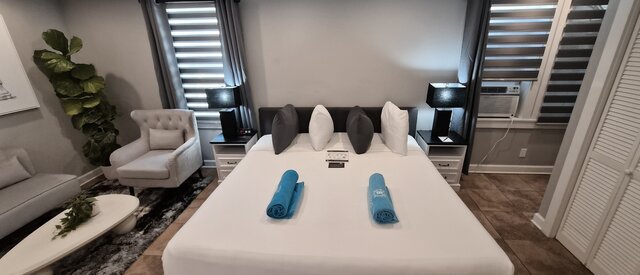 Image 2 for 32 King Size Bed