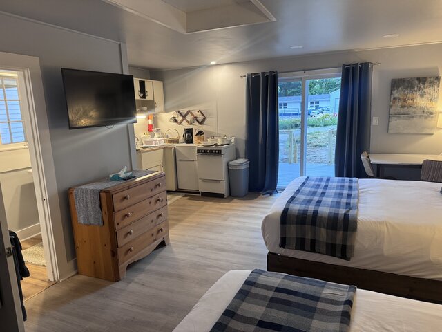 Image 2 for Cottage  1:  Oceanview Deck & Kitchenette (2 Qs)
