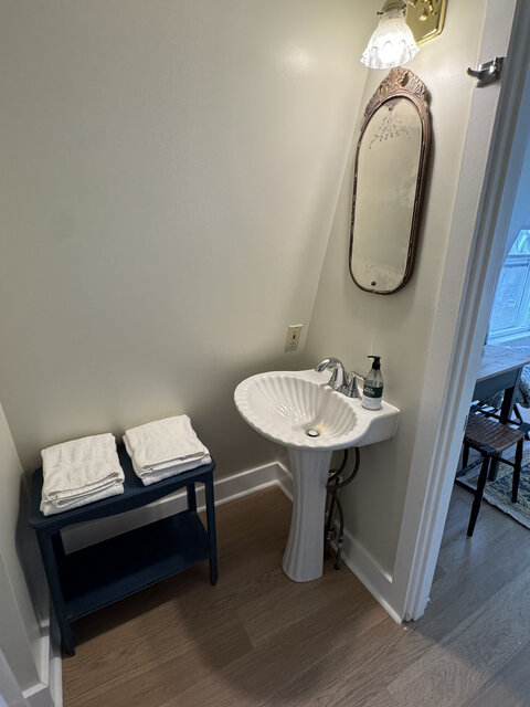 Image 5 for Inn 5:  2nd Floor (Queen 4-poster) - Private Deck