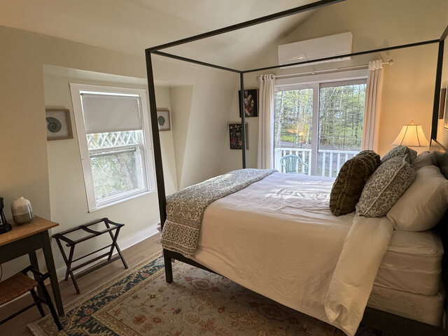 Image 6 for Inn 5:  2nd Floor (Queen 4-poster) - Private Deck