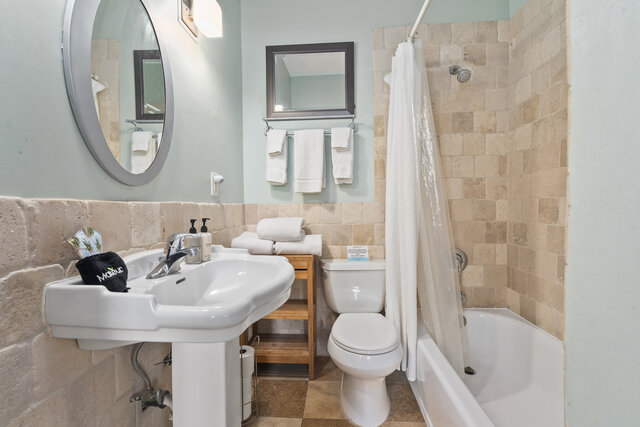 Image 8 for Room 8 (Luxury Suite King)