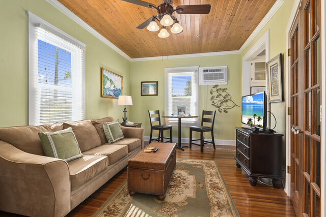 Image 2 for Room 12 (Luxury Suite Queen)