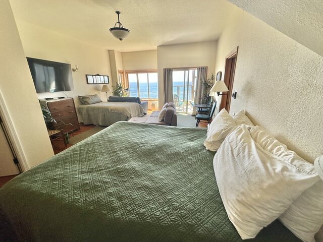 Image 12 for Room Two: The Headlands View Suite