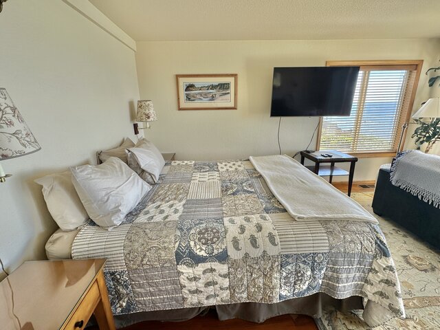 Image 5 for Room One:  The Whalewatch Overlook Suite