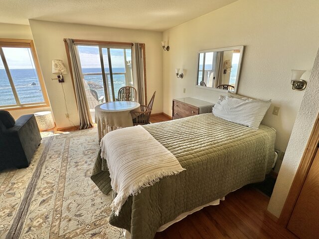 Image 4 for Room One:  The Whalewatch Overlook Suite