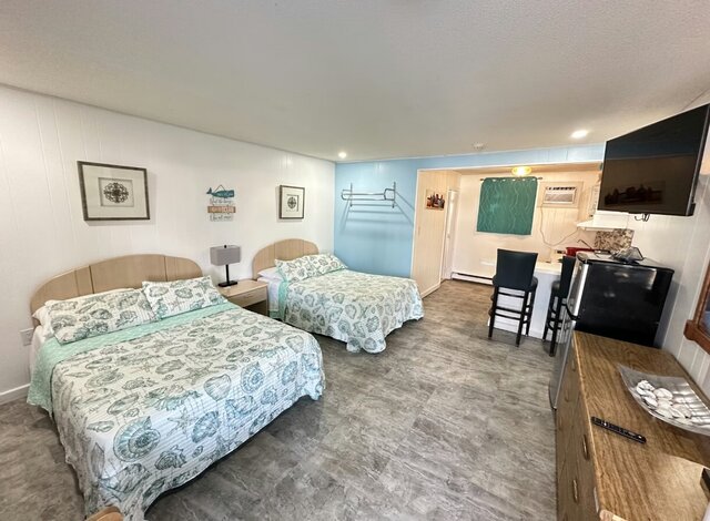 Image 1 for Double Queen Room no Kitchette
