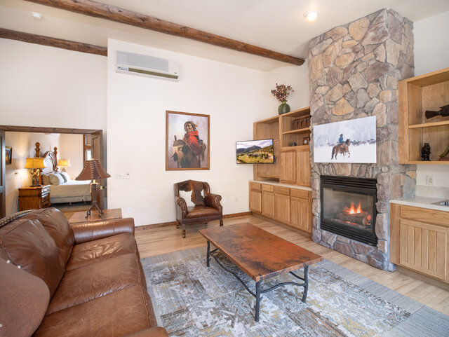 Image 4 for CATTLE BARON SUITE