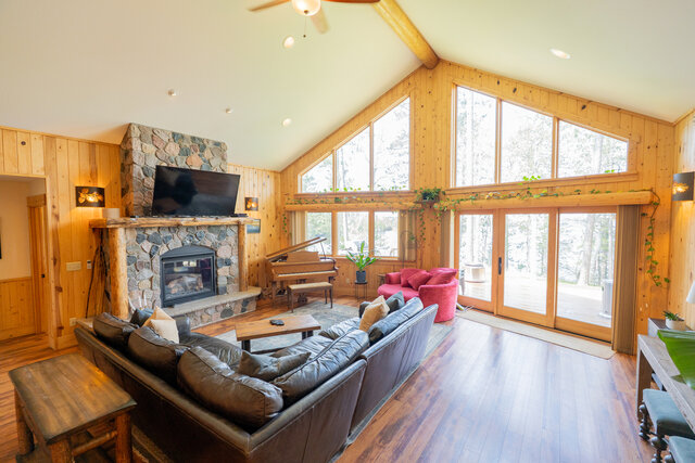 Image 8 for (CB15) The Hefty Logger Private Lodge [5r6b4b13p]