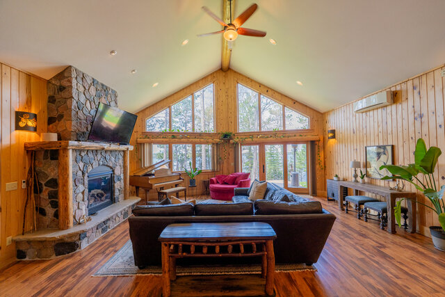 Image 7 for (CB15) The Hefty Logger Private Lodge [5r6b4b13p]