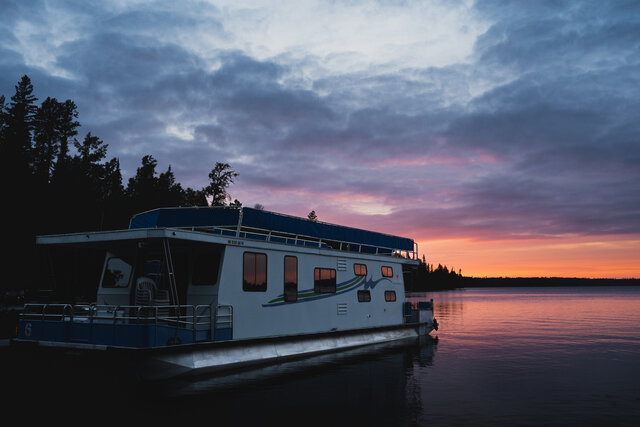 Image 5 for HB06 The Otter Houseboat [52' - 12p]