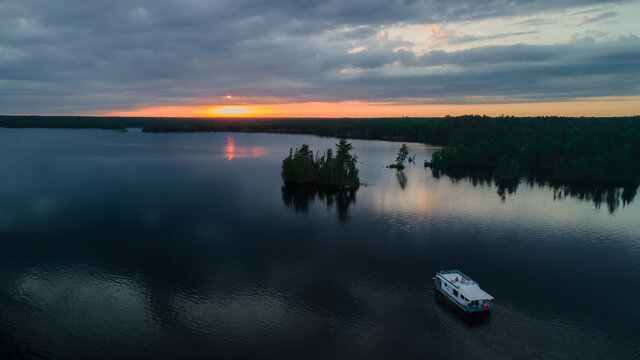 Image 6 for HB08 The Northern Houseboat [44' - 8p]