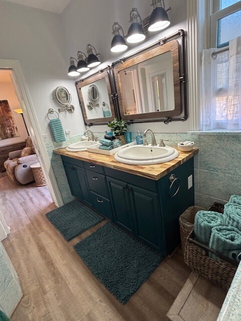 Image 3 for Teal Room