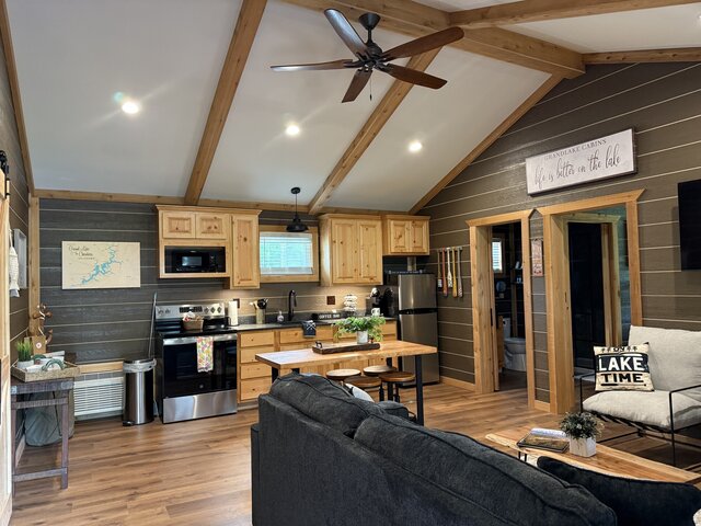 Image 2 for Anchors Away Lodge