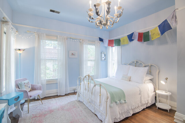 Image 4 for I Am Air: Queen