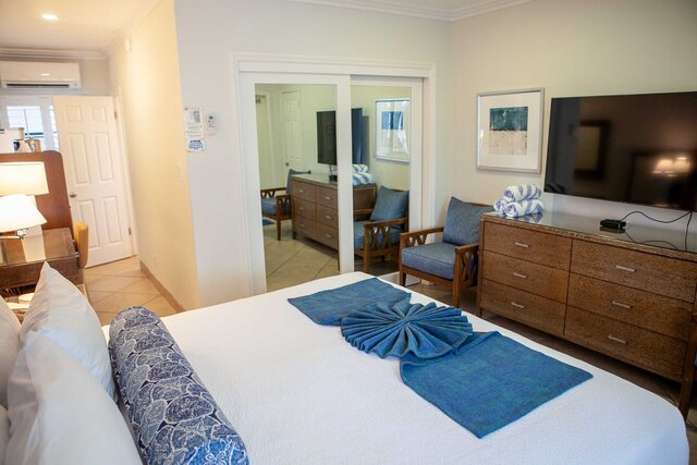 Image 6 for RM 07 Hotel Room Poolside King Bed
