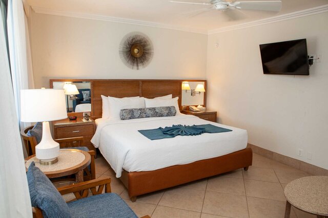 Image 2 for RM 09 Efficiency Poolside King Bed & Queen Sleeper Sofa